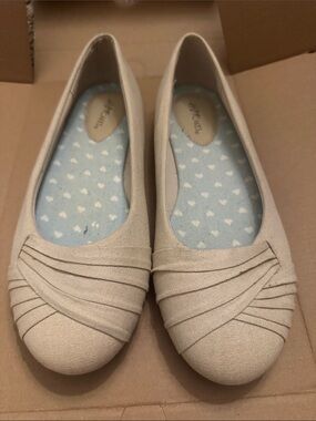 Hot Cakes Beige Women's Flats Loafers